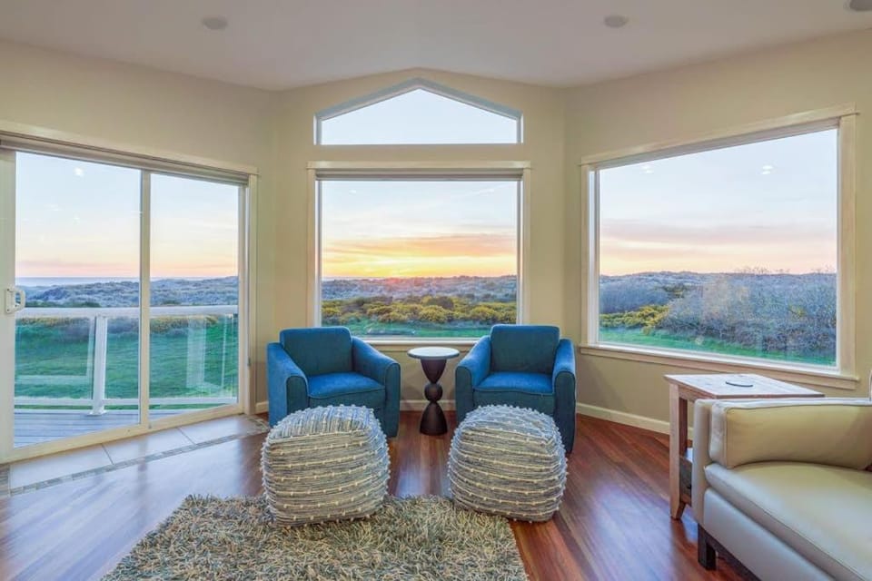 Luxe oceanfront home with decks grill fireplace gourmet kitchen & fast WiFi House in Oregon