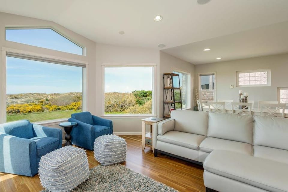 Luxe oceanfront home with decks grill fireplace gourmet kitchen & fast WiFi House in Oregon