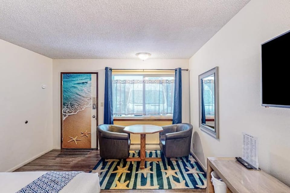 Retro beach experience with fast WiFI - walk to downtown shops & eateries Apartment in Oregon