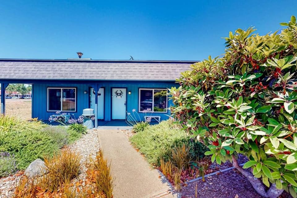 Retro beach experience with fast WiFI - walk to downtown shops & eateries Apartment in Oregon
