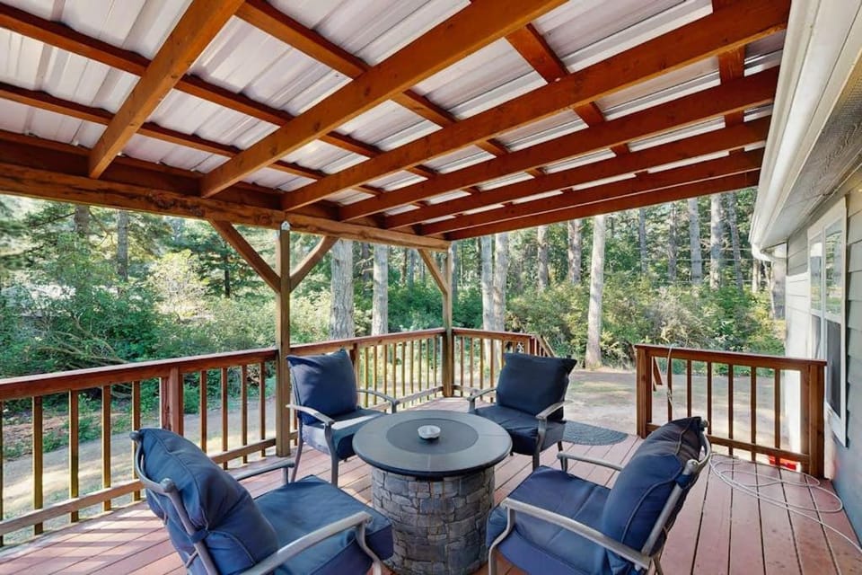 Dog-friendly single-level home with ramp entry access firepit W&D and WIFI House in Oregon