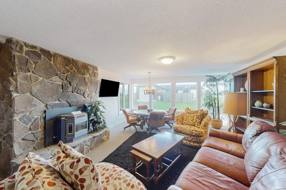 Ocean view 70s-themed home with beach access grill funky interior & W&D House in Oregon