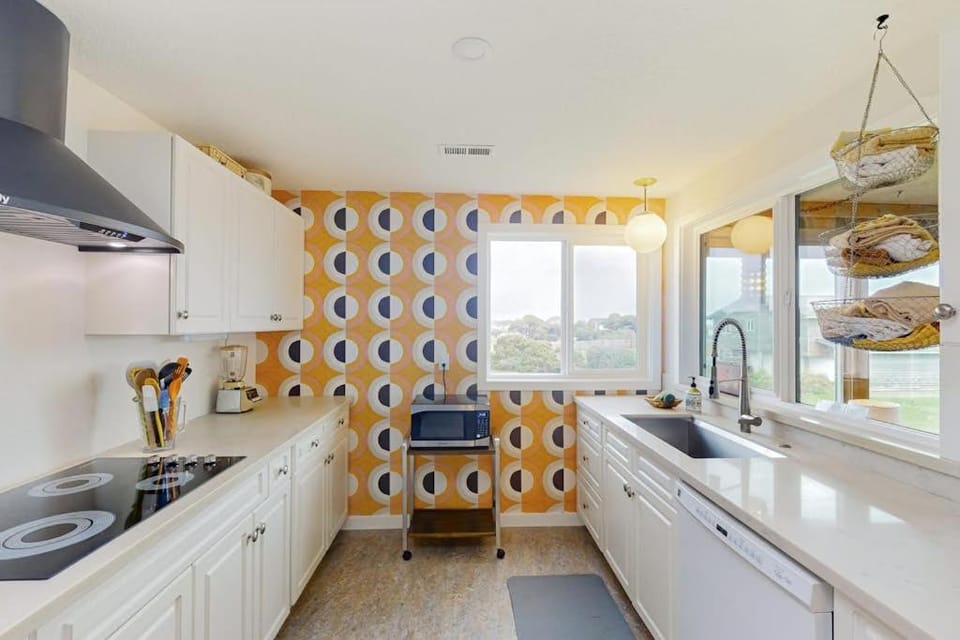 Ocean view 70s-themed home with beach access grill funky interior & W&D House in Oregon