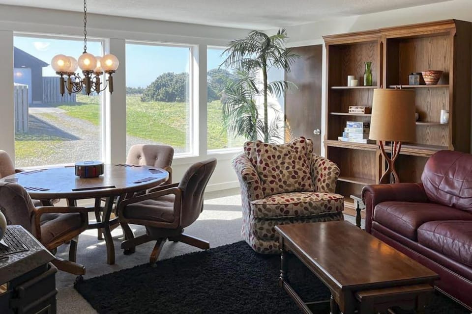 Ocean view 70s-themed home with beach access grill funky interior & W&D House in Oregon