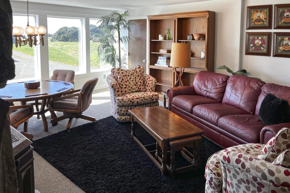Ocean view 70s-themed home with beach access grill funky interior & W&D House in Oregon