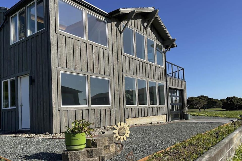 Ocean view 70s-themed home with beach access grill funky interior & W&D House in Oregon