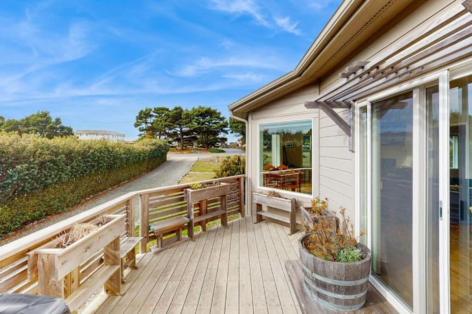 Charming home with WiFi deck & grill - 1 block to the beach House in Oregon