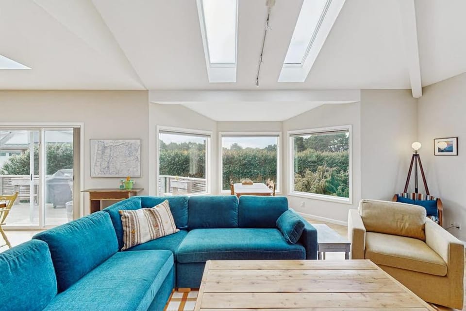 Charming home with WiFi deck & grill - 1 block to the beach House in Oregon