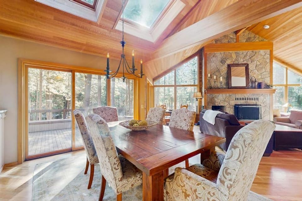 Tree-lined home with private hot tub 7 pools 14 tennis courts golf gym AC House in Oregon