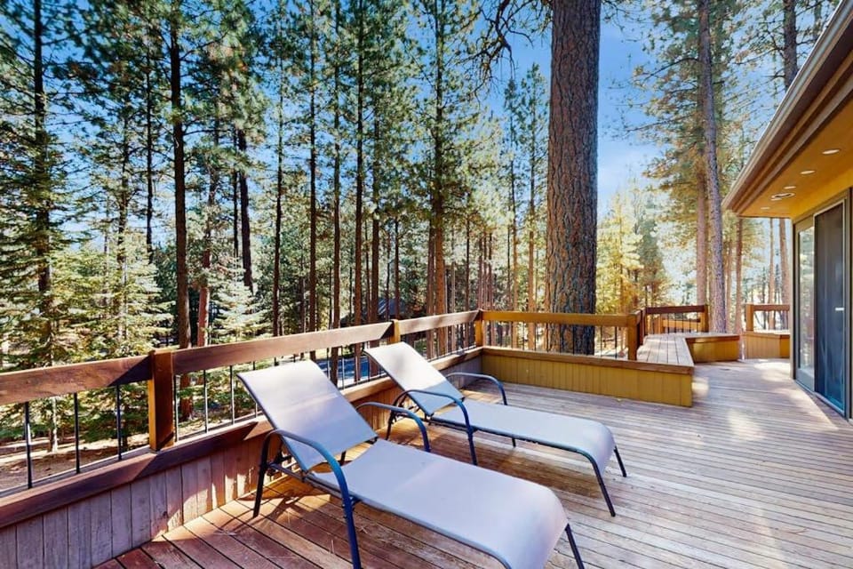 Tree-lined home with private hot tub 7 pools 14 tennis courts golf gym AC House in Oregon