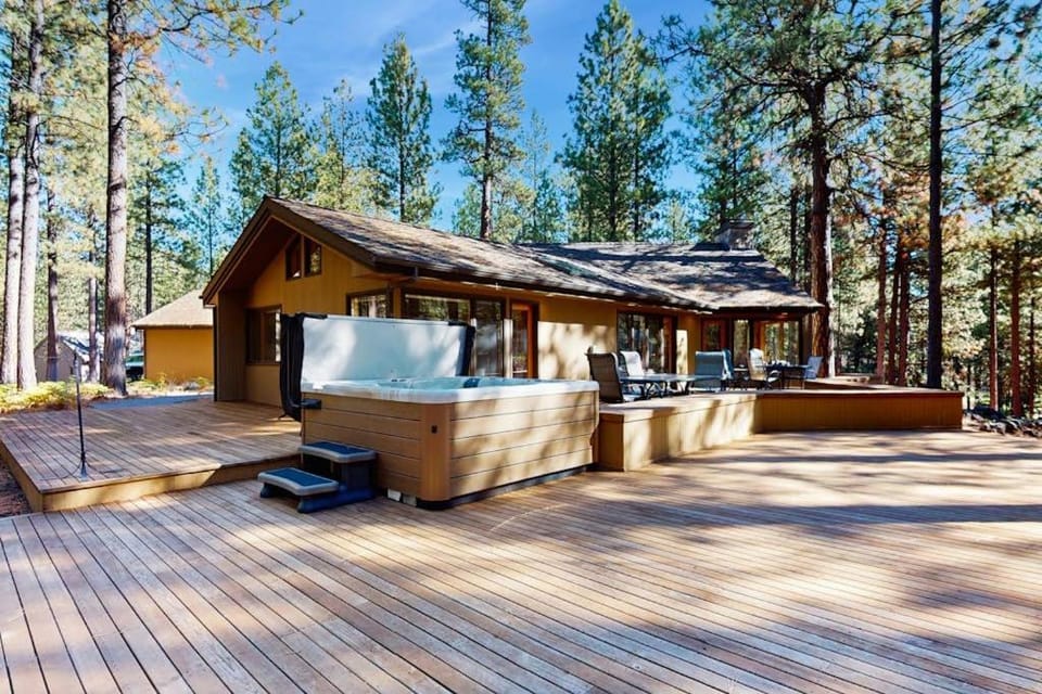 Tree-lined home with private hot tub 7 pools 14 tennis courts golf gym AC House in Oregon