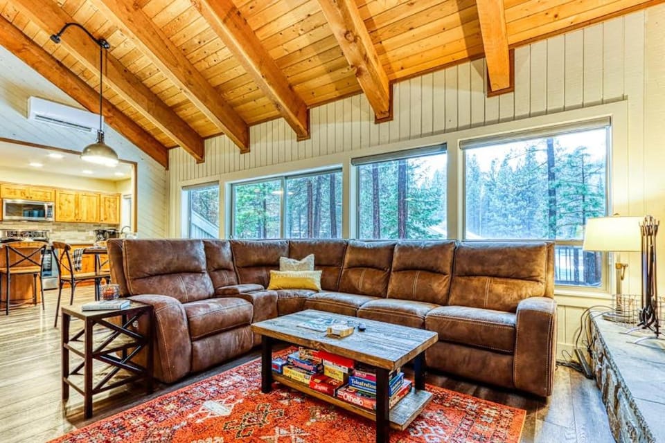 Dog-friendly home next to South Meadow pool with fireplace & washer&dryer House in Oregon