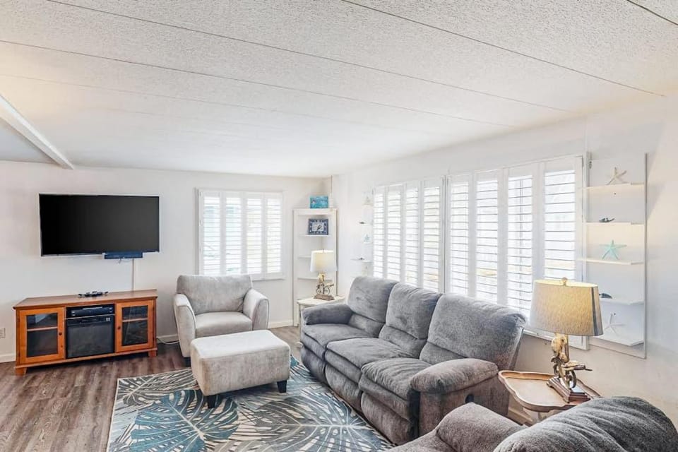 Retro-chic retreat near the beach with a fenced yard & deck & washer&dryer Apartment in Oregon