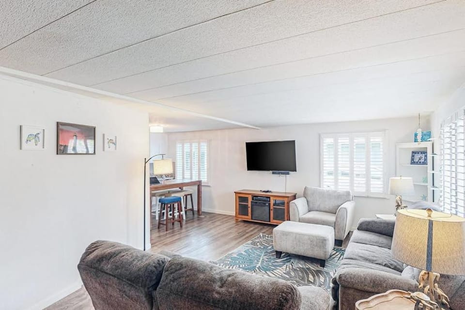 Retro-chic retreat near the beach with a fenced yard & deck & washer&dryer Apartment in Oregon