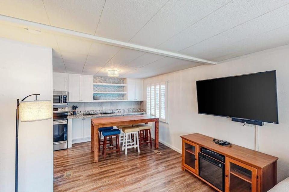 Retro-chic retreat near the beach with a fenced yard & deck & washer&dryer Apartment in Oregon