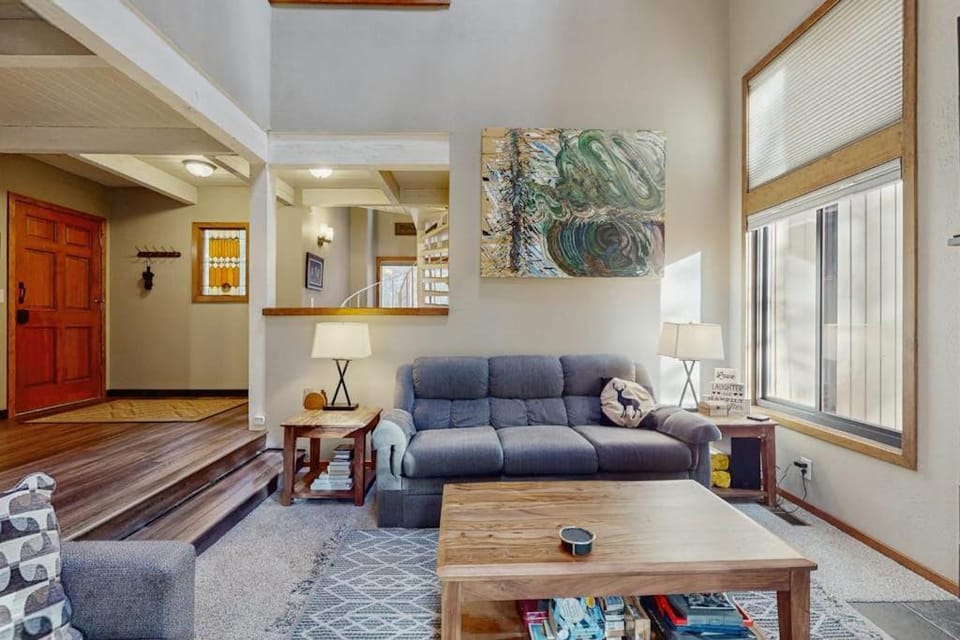 Placid dog-friendly home with gym tennis court firepit sauna pool & hot tub House in Oregon