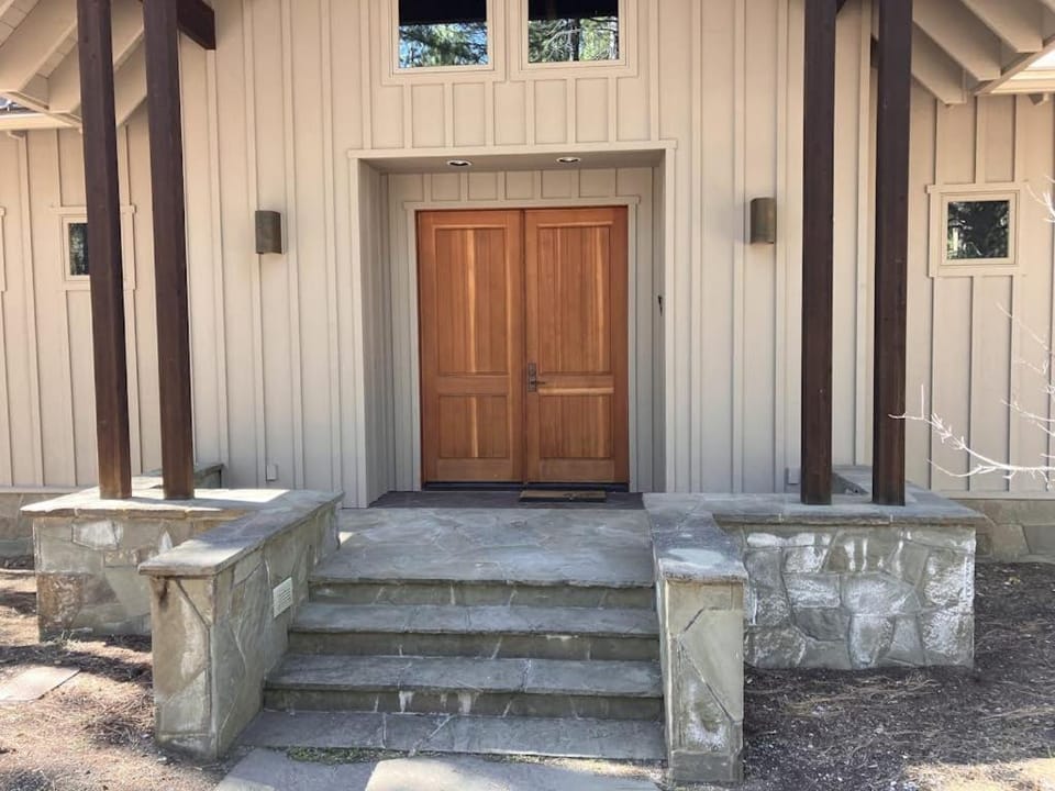 Luxury home with amazing views fireplace pool & hot tub House in Oregon