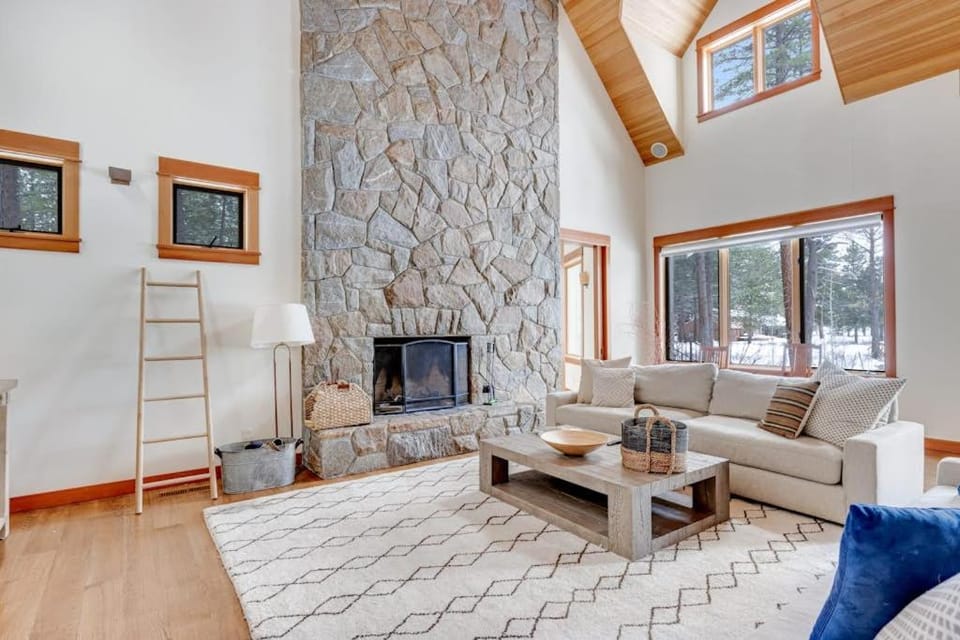 Luxury home with amazing views fireplace pool & hot tub House in Oregon