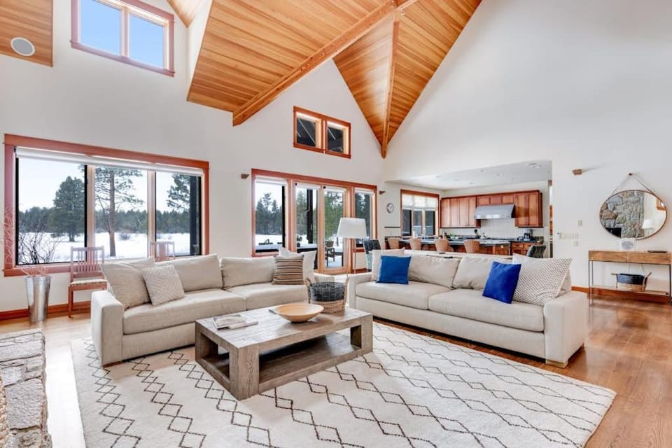 Luxury home with amazing views fireplace pool & hot tub House in Oregon