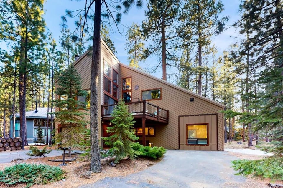 Woodland home with private hot tub decks pools golf tennis & pickleball House in Oregon