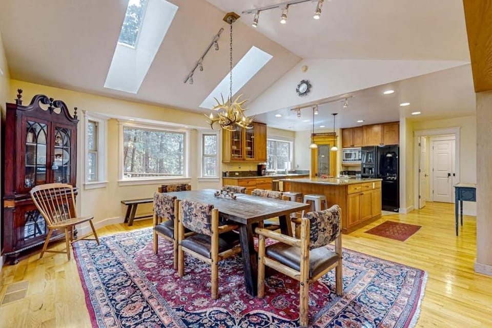 Spacious family home with wraparound deck gas grill and resort amenities House in Oregon