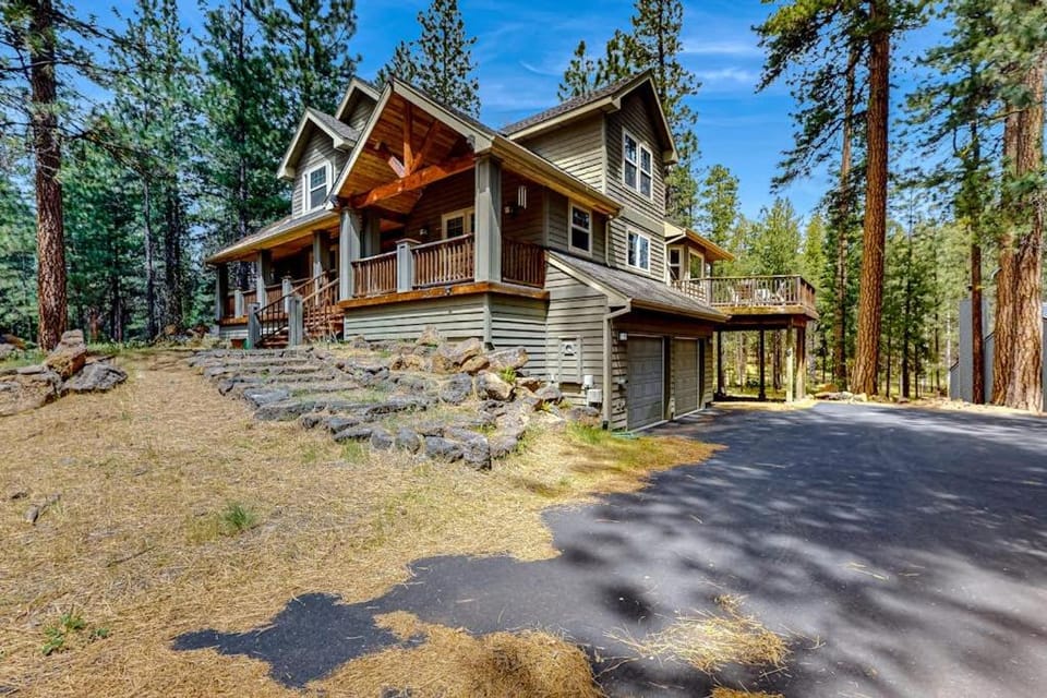 Spacious family home with wraparound deck gas grill and resort amenities House in Oregon