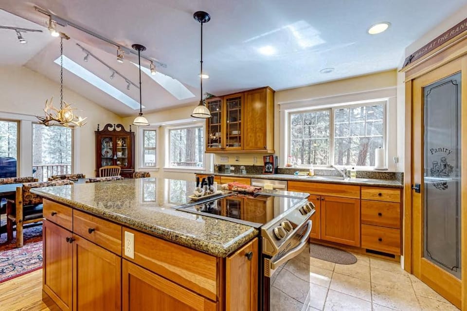 Spacious family home with wraparound deck gas grill and resort amenities House in Oregon