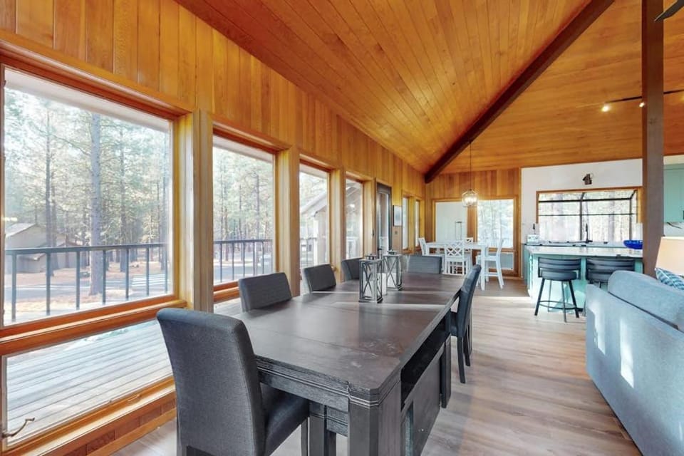 Whimsical tree-lined stay with wood stove AC shared amenities and large deck House in Oregon