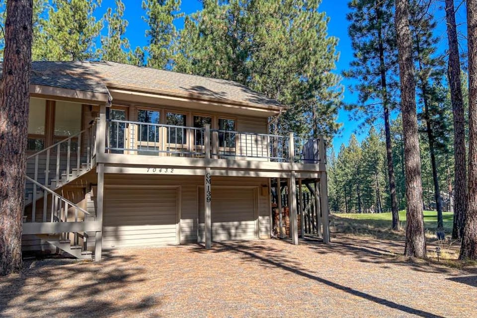 Whimsical tree-lined stay with wood stove AC shared amenities and large deck House in Oregon