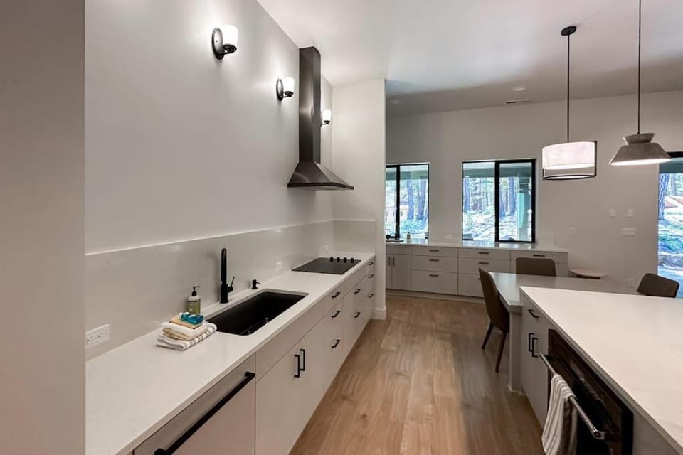 Spacious new construction home with forest views and resort amenities House in Oregon