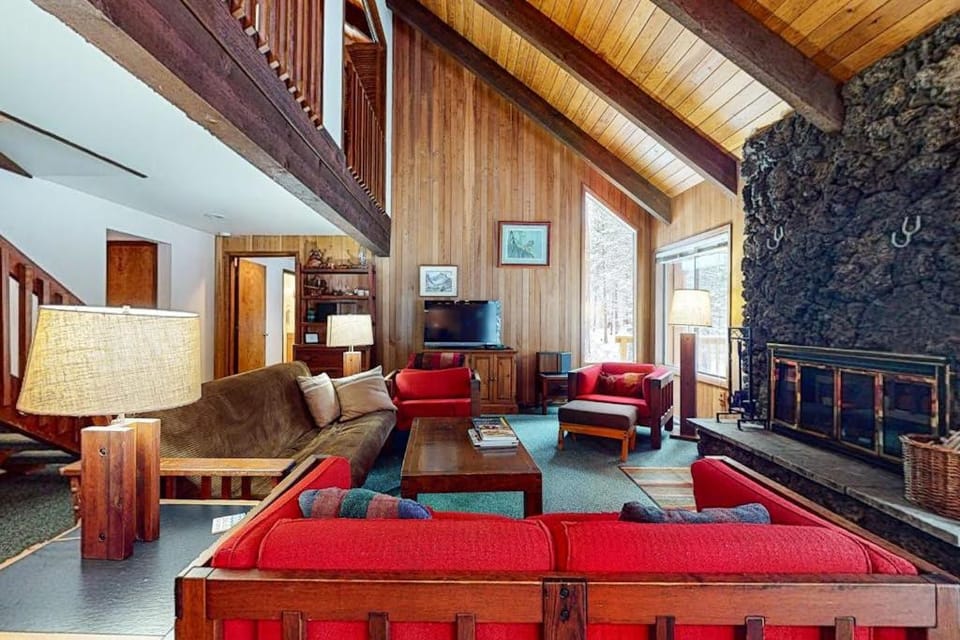 Beautiful and spacious family-friendly home with indoor hot tub fireplace patio House in Oregon