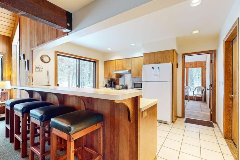 Beautiful and spacious family-friendly home with indoor hot tub fireplace patio House in Oregon