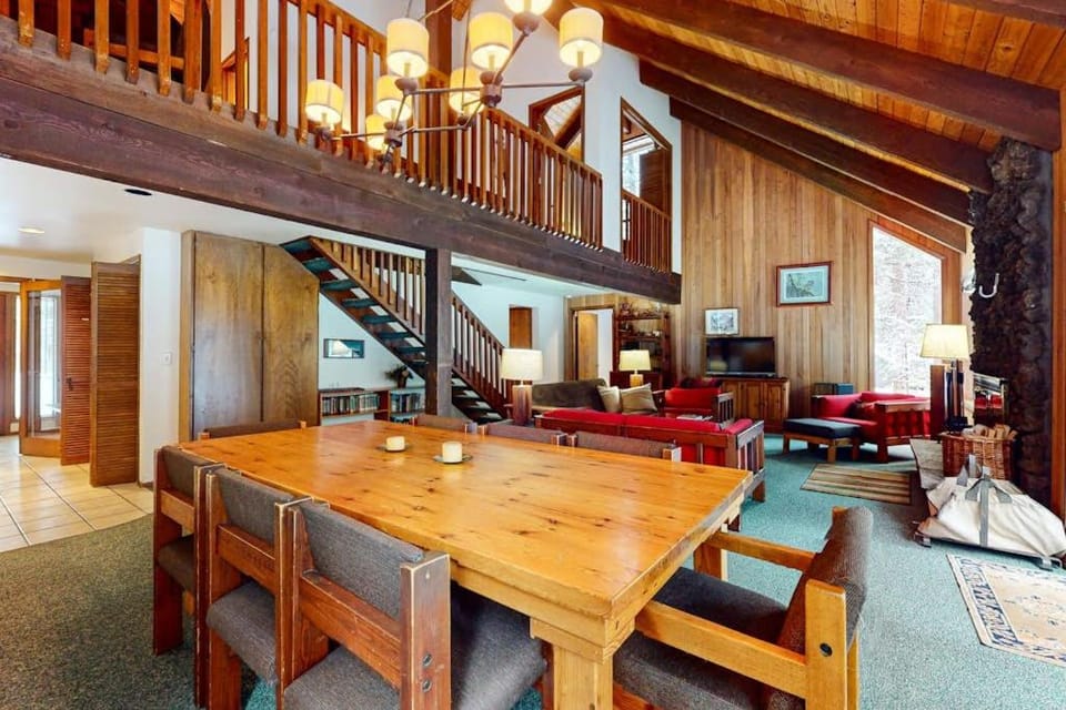 Beautiful and spacious family-friendly home with indoor hot tub fireplace patio House in Oregon