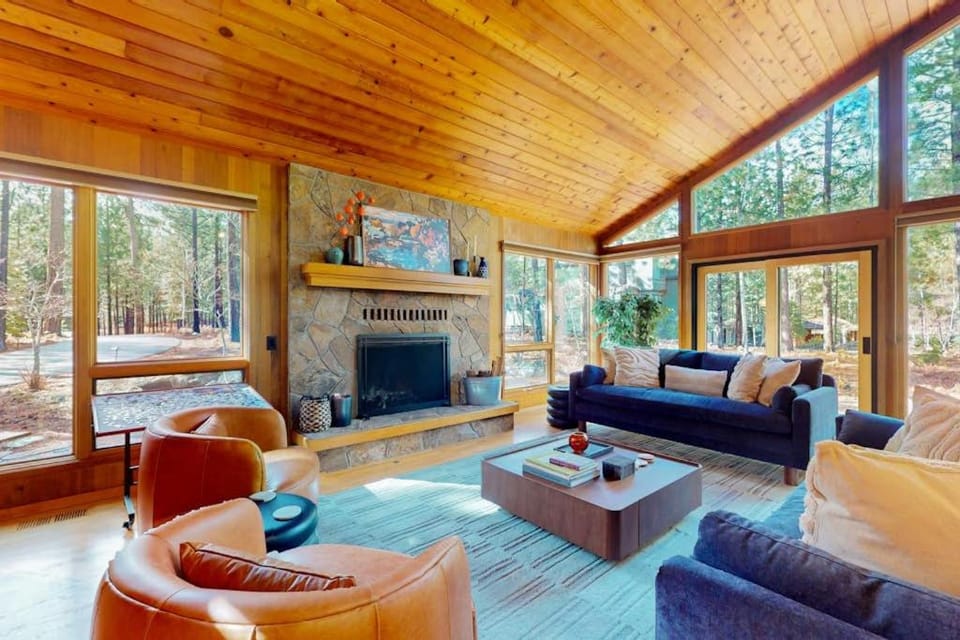 A modern mountain retreat designed for gathering comfort and connection House in Oregon