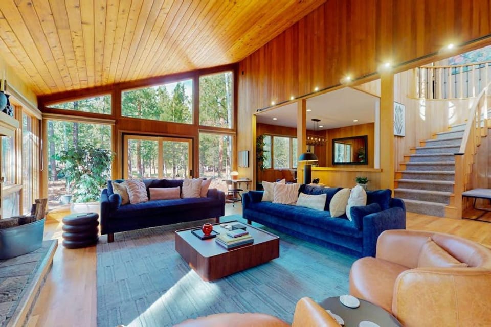 A modern mountain retreat designed for gathering comfort and connection House in Oregon