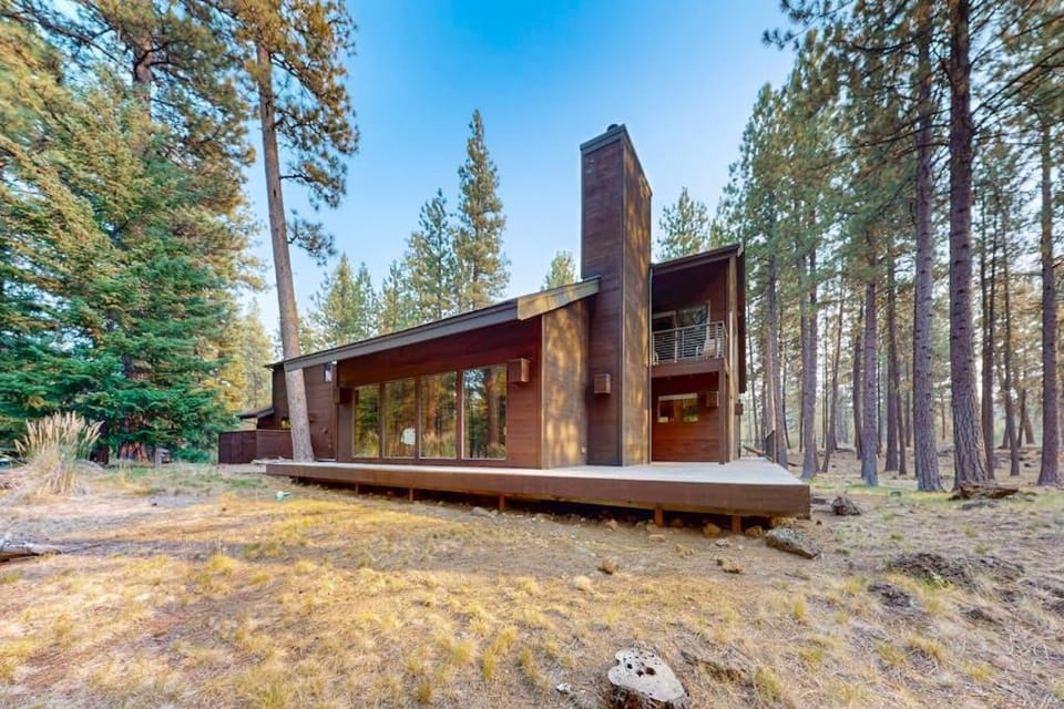 Spacious dog-friendly home with private hot tub deck basketball court & WIFI House in Oregon