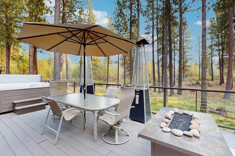 Spacious dog-friendly home with private hot tub deck basketball court & WIFI House in Oregon