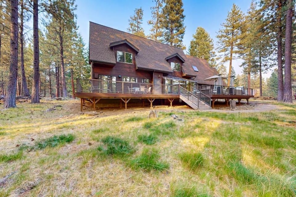 Spacious dog-friendly home with private hot tub deck basketball court & WIFI House in Oregon