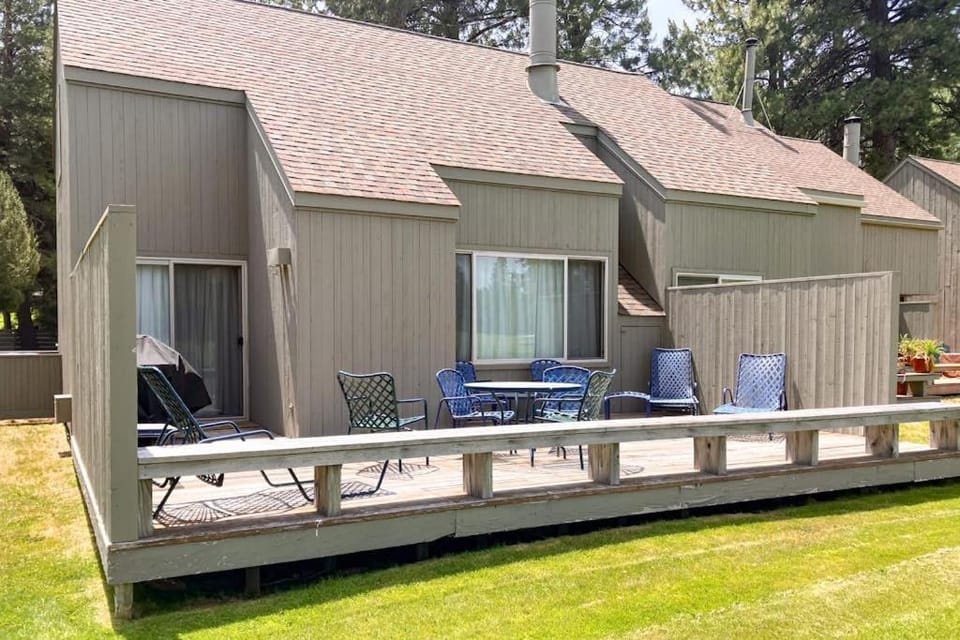 Charming Black Butte Ranch getaway on the golf course dog-friendly with AC House in Oregon