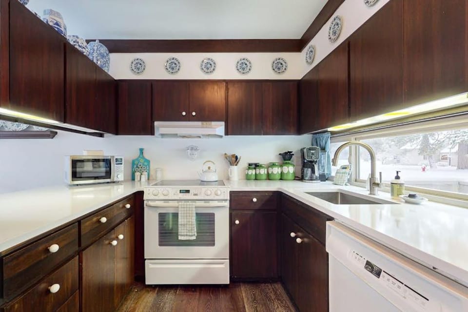 Charming Black Butte Ranch getaway on the golf course dog-friendly with AC House in Oregon