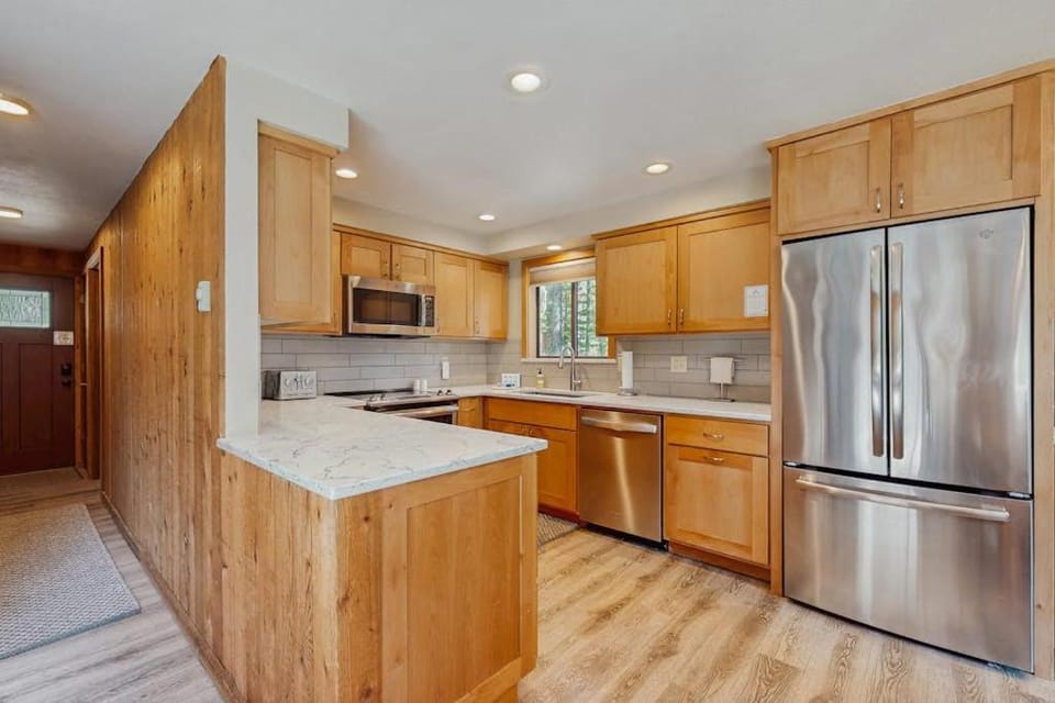Dog-friendly cabin with pool sauna private hot tub & great deck Cabin in Oregon