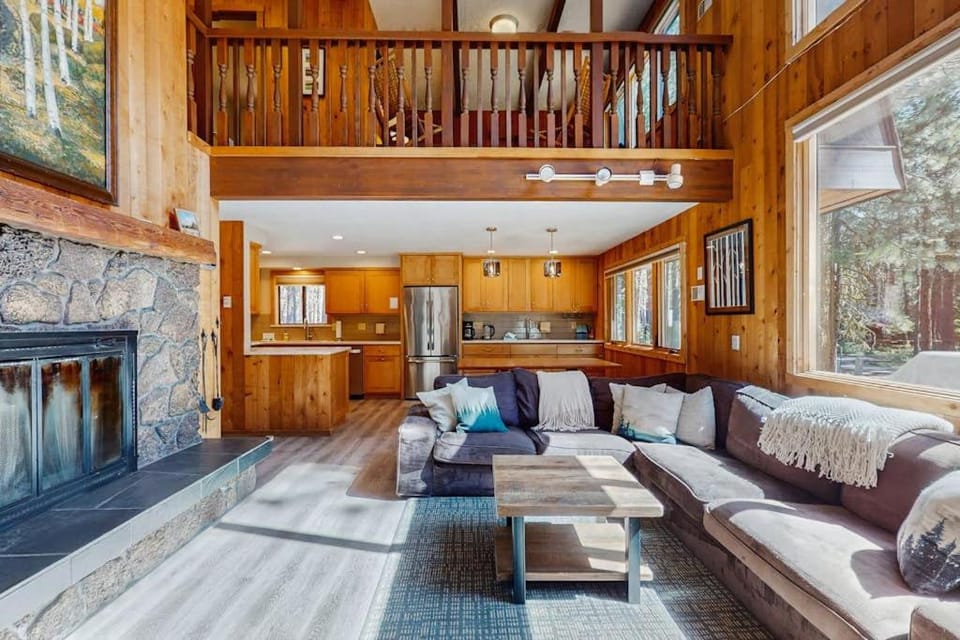 Dog-friendly cabin with pool sauna private hot tub & great deck Cabin in Oregon