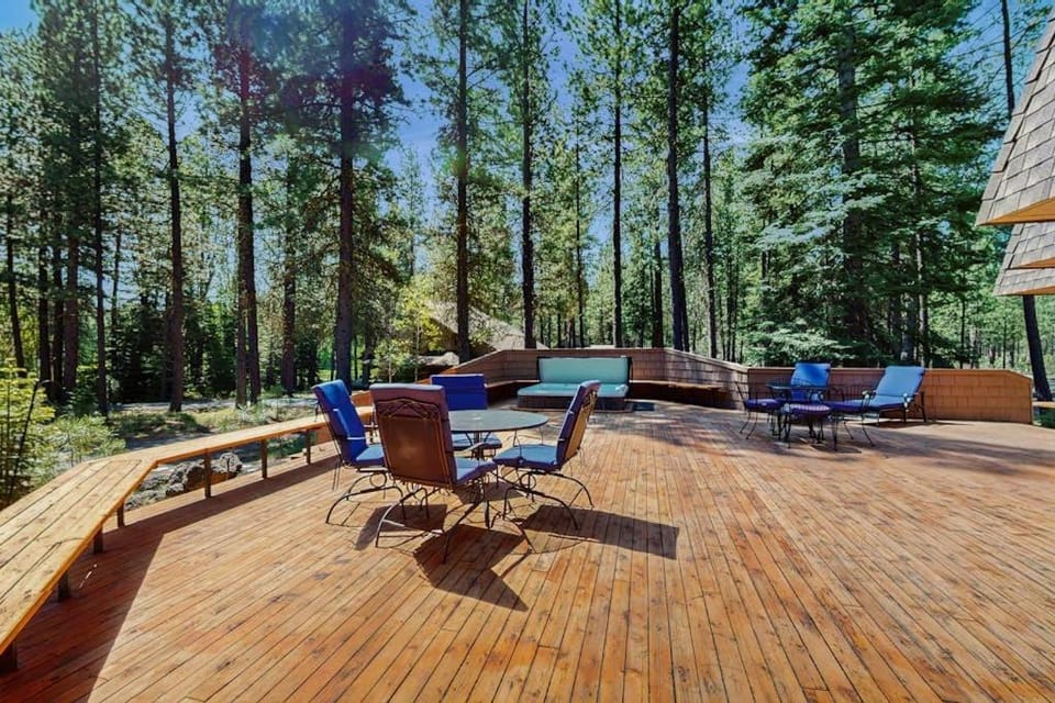 Dog-friendly cabin with pool sauna private hot tub & great deck Cabin in Oregon