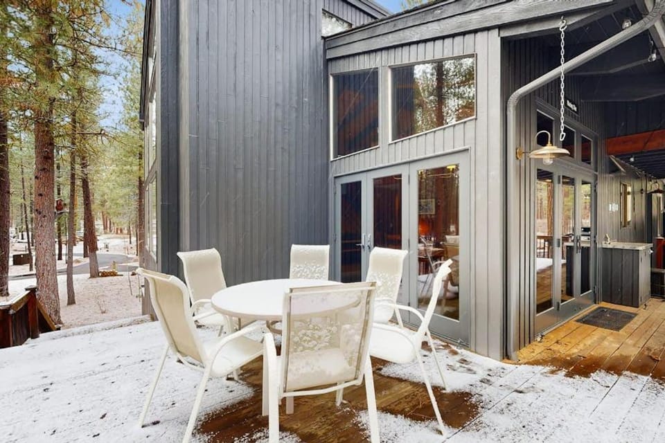 Spacious family friendly home with fireplace full kitchen deck grill & WIFI House in Oregon