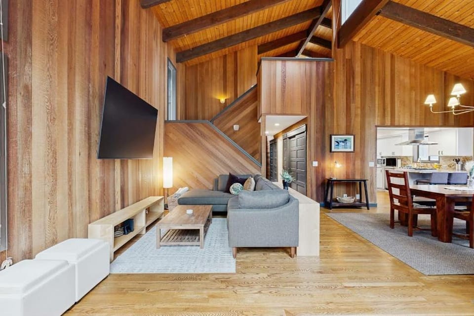 Spacious family friendly home with fireplace full kitchen deck grill & WIFI House in Oregon