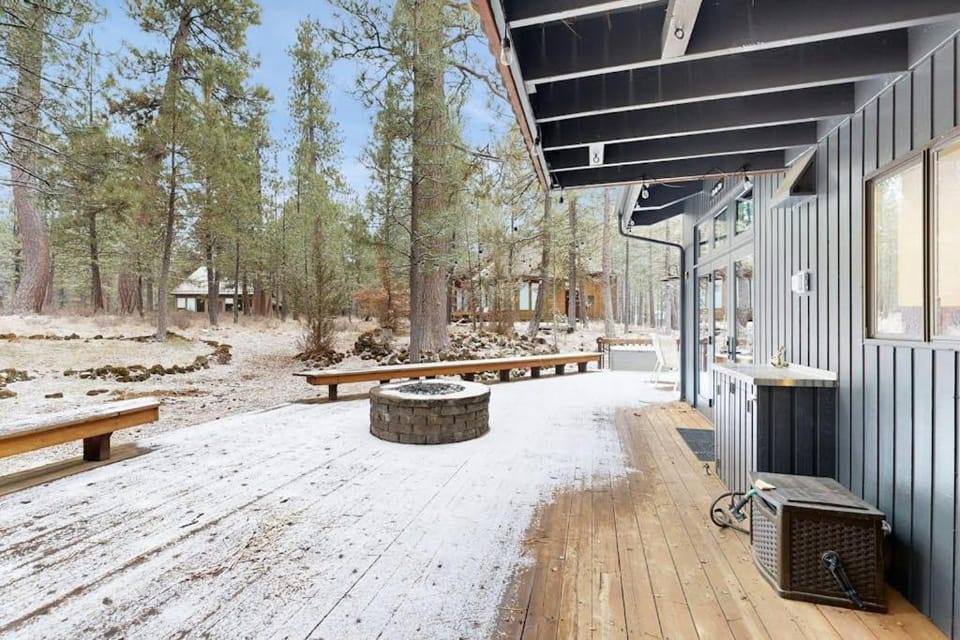 Spacious family friendly home with fireplace full kitchen deck grill & WIFI House in Oregon
