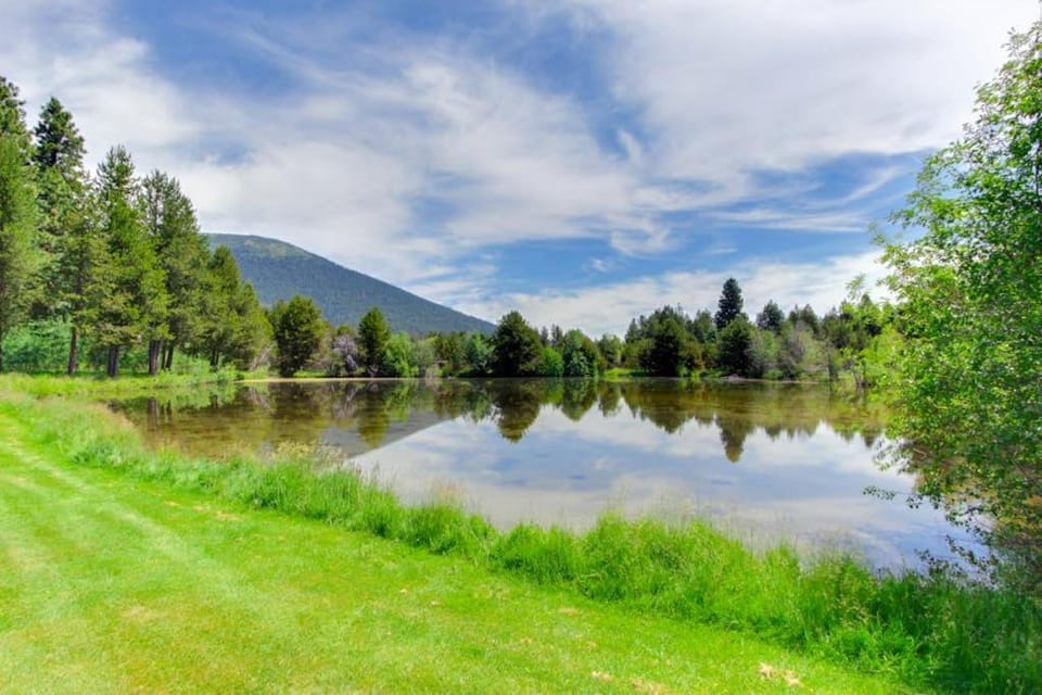 Resort home with pool hot tub three-tier decks & golf course views House in Oregon