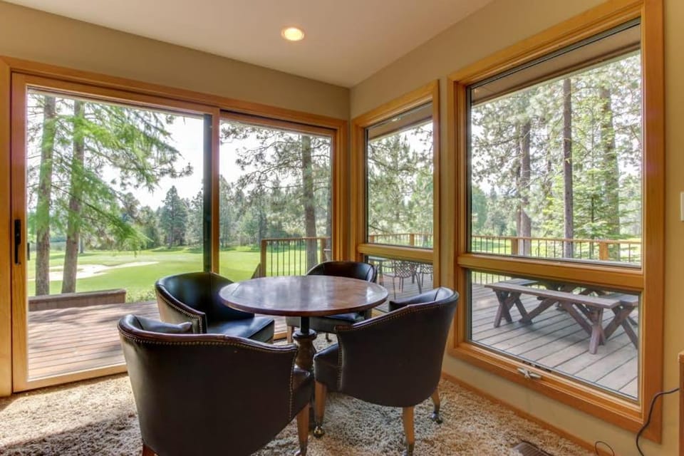 Resort home with pool hot tub three-tier decks & golf course views House in Oregon