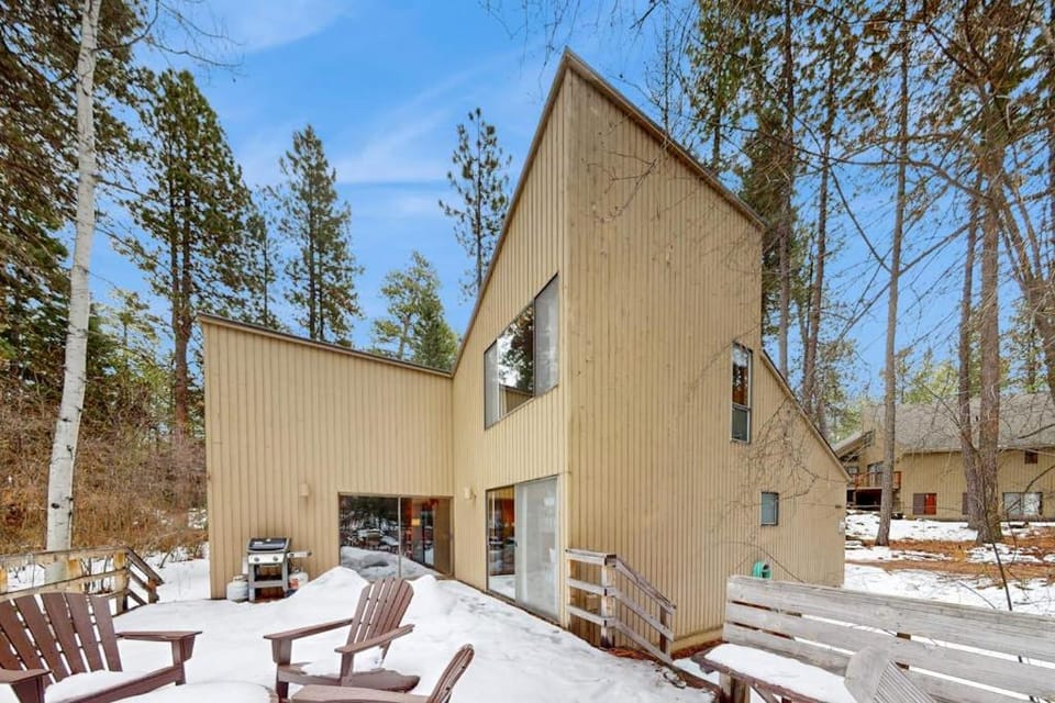 Dog-friendly house with pool hot tub fitness room fireplace grill & deck House in Oregon