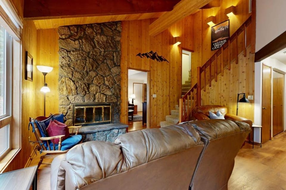 Secluded delight with pools private hot tub & central AC House in Oregon